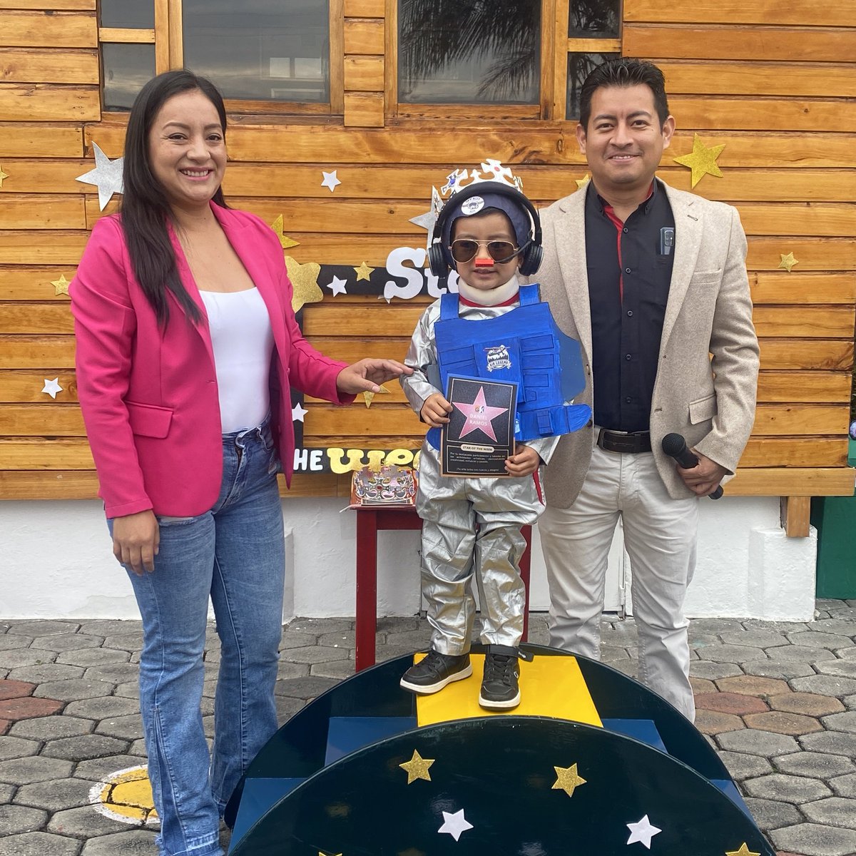GutenbergKinder's tweet photo. FAMILIA|Agradecemos a todos los padres y madres por su esfuerzo en estar presentes en las actividades de sus hijos. Aunque responsabilidades laborales dificultan su presencia, valoramos su dedicación y amor ¡Su presencia es un regalo invaluable para los peques! #SembramosElFuturo https://t.co/6YCPjlbkpn