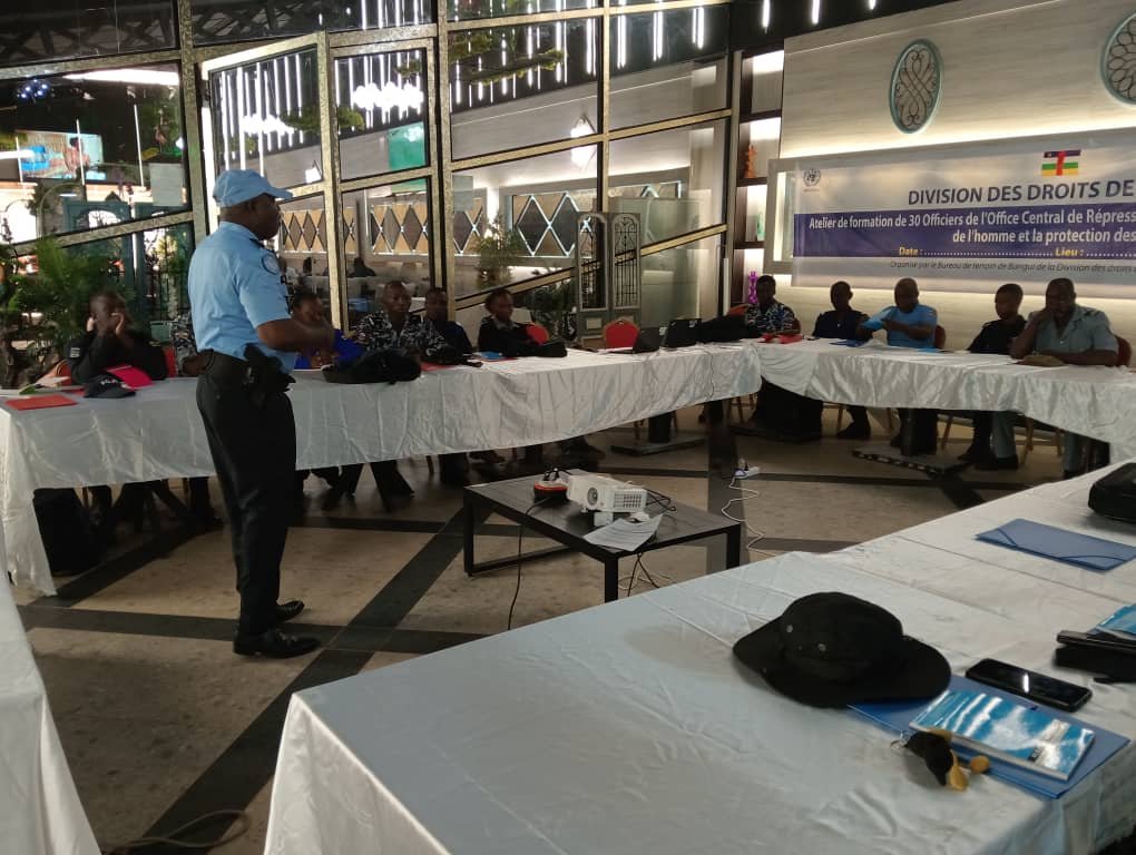 UNPOL_RCA's tweet photo. Du 13 au 14 mars à #Bangui🇨🇫, 30 personnels de l’#OCRB ont été formés sur les Droits de l’Homme et la protection des civils. Dans ce cadre, l’@UNPOL #MINUSCA est intervenue dans le domaine de la déontologie et l’accueil des usagers dans leurs locaux. https://t.co/cGgkPr6of3