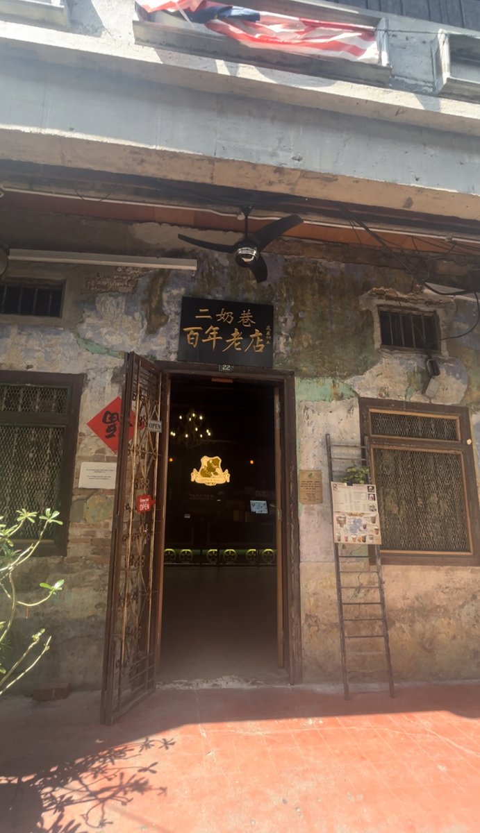 traveloka's tweet photo. 📍Hidden gem di Ipoh buat Potterhe*d! 🪄 

Nemuin cafe unik di ujung gang. Vibes beneran kayak masuk dunia sihir. Dari pintu masuk sampe interiornya, mirip banget sama Leaky Cauldron. 

Scroll ke bawah buat sneak peek tempatnya! 👇 
M*ggle boleh masuk, kok 🤭 https://t.co/p06z7R5WMf