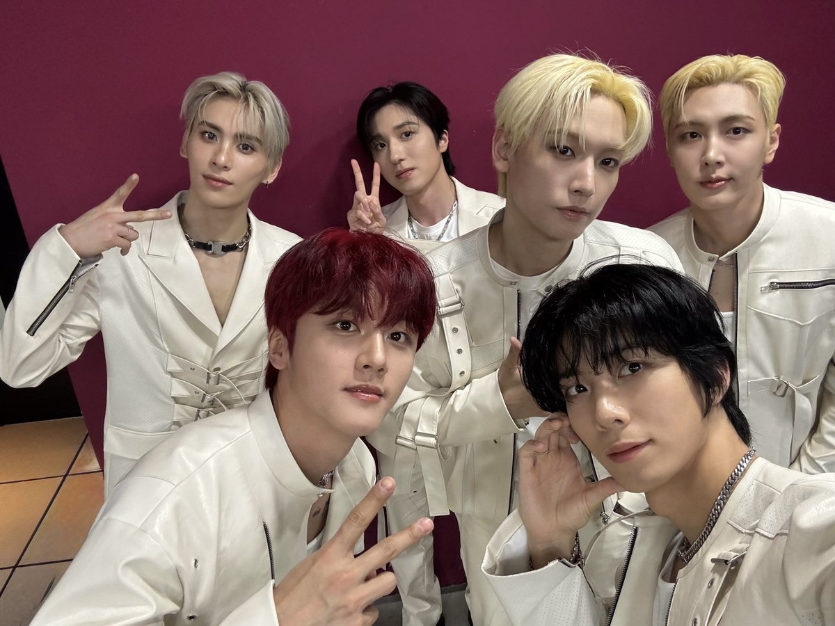 SF9official's tweet photo. 봄을 향해 달려가자 타지얌😎

#SF9 #HWIYOUNG https://t.co/duuAwVkzJ8