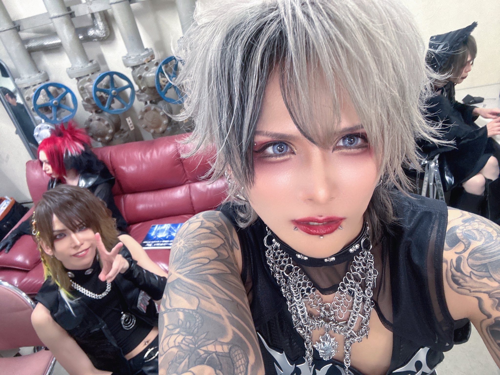 り*ん様 DIG YOUR OWN GRAVE Royz 昴着用 Royz 昴 على X: