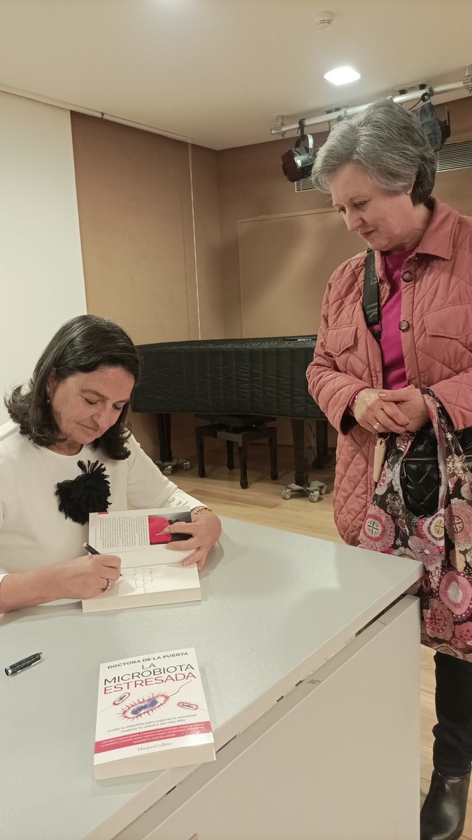 Hemos terminado la mañana hablando de salud y bienestar emocional con La Doctora de la Puerta, que nos ha acercado a la importancia de cuidar nuestra mente y cuerpo con su libro ‘La microbiota estresada’ ideal para comprender cómo el estrés afecta a la salud intestinal y genera.