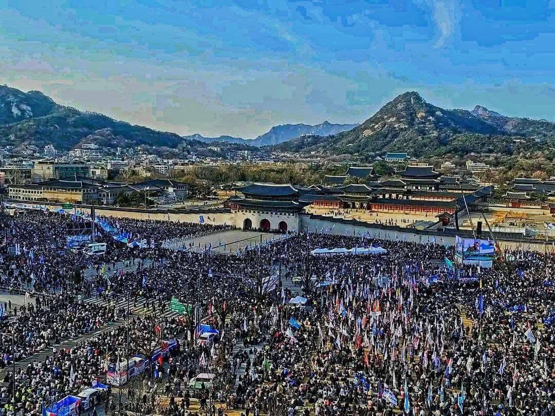 jihokim's tweet photo. 미어터져도 횡단보도는 지켜주는
참… 착한 사람들아… https://t.co/KTGGhhuZ1m