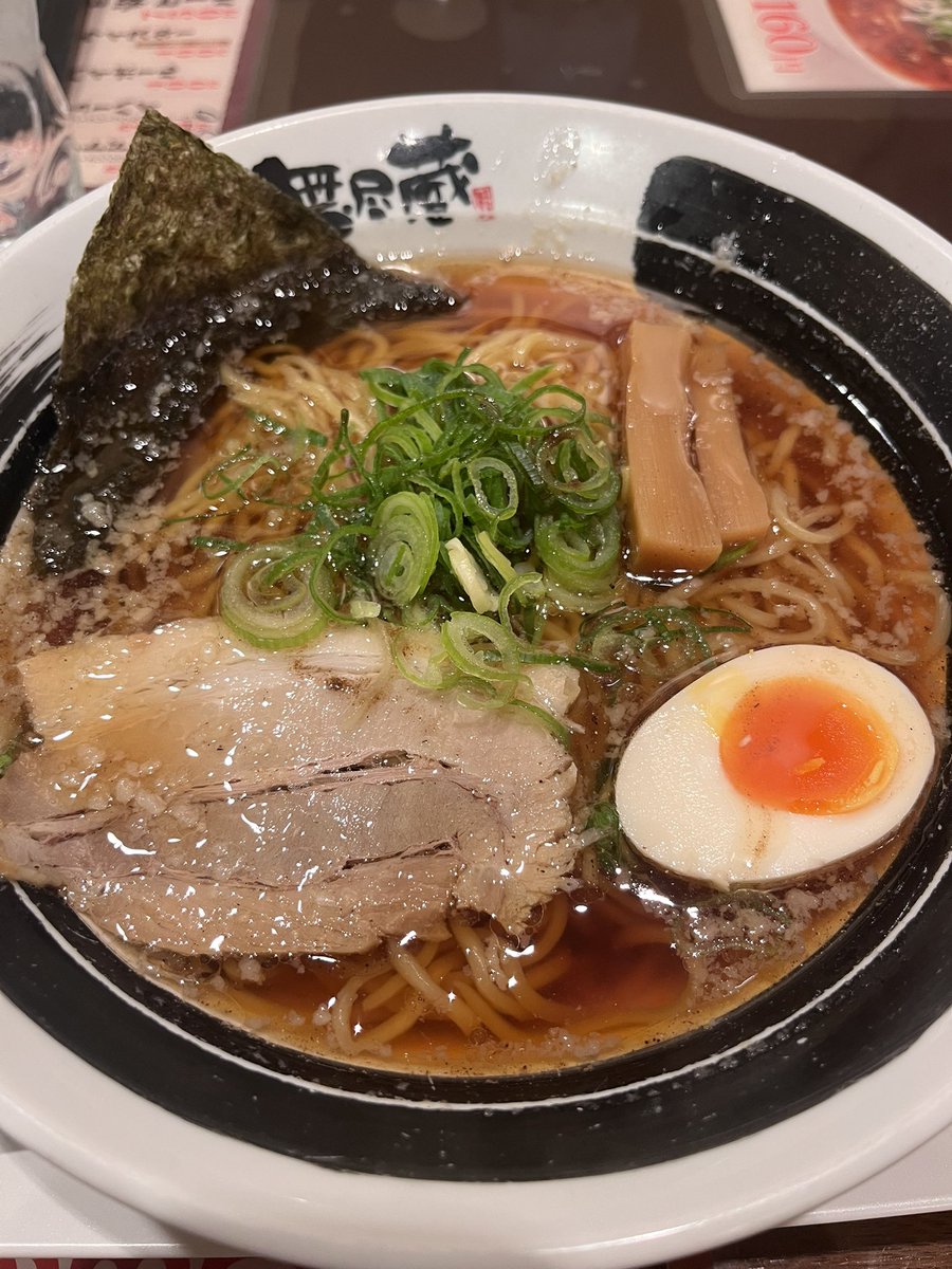 hoyomenmachida's tweet photo. 第22章あなたは平日突然ラーメン行きますか？
今回は品川駅で行われた。
無尽蔵というお店でスタンバイ。
各々の好きなラーメンをチョイス。
やっぱり鳳遙麺のメンバーで食べるラーメンは美味しかったです。
また食べに行きましょうね。

▶︎TO BE CONTINUED https://t.co/QeKNwWAYx6