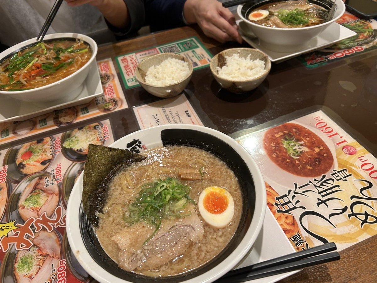 hoyomenmachida's tweet photo. 第22章あなたは平日突然ラーメン行きますか？
今回は品川駅で行われた。
無尽蔵というお店でスタンバイ。
各々の好きなラーメンをチョイス。
やっぱり鳳遙麺のメンバーで食べるラーメンは美味しかったです。
また食べに行きましょうね。

▶︎TO BE CONTINUED https://t.co/QeKNwWAYx6