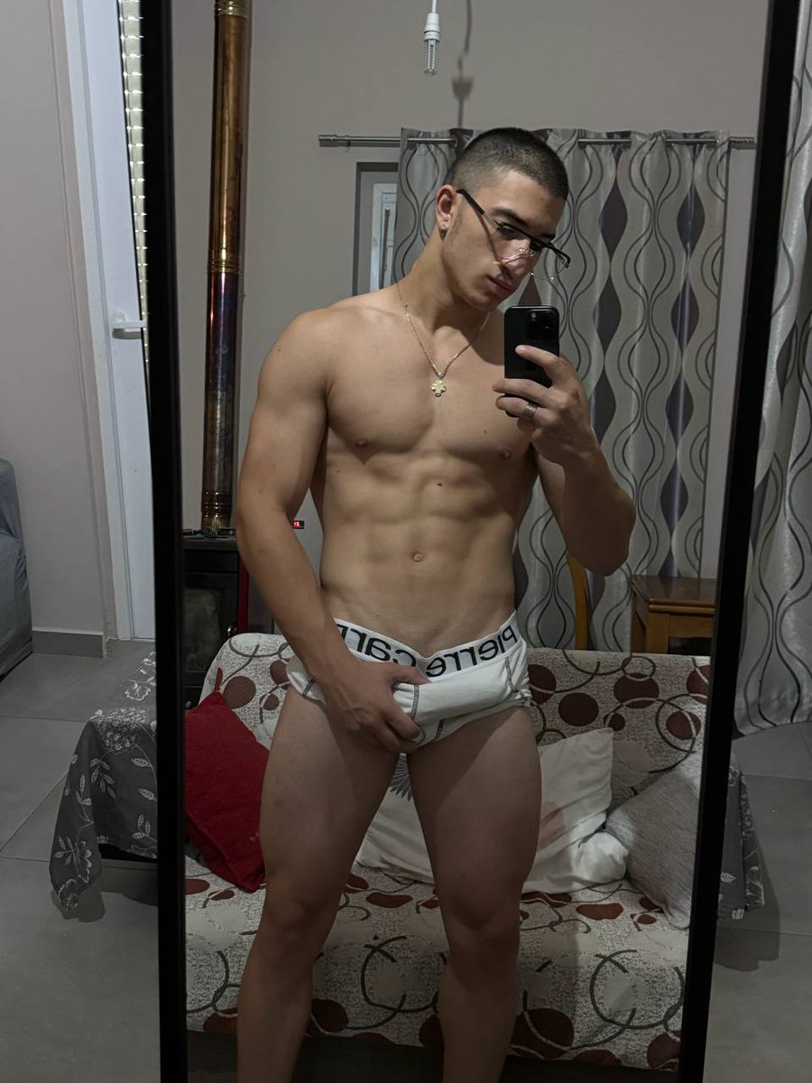 Say “hi” for a d pic in your dms