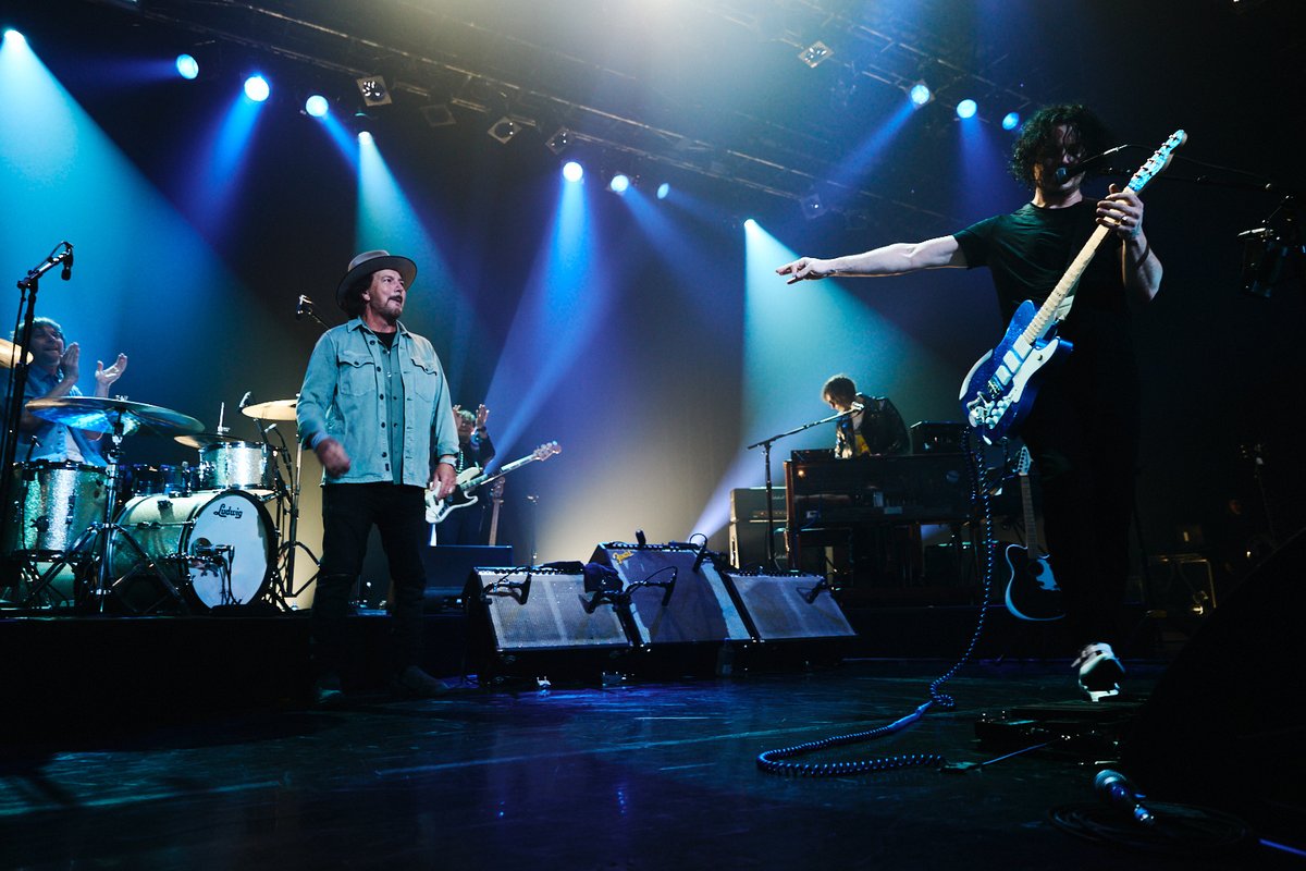 エディ・ヴェダーとジャック・ホワイトが東京公演で、ニール・ヤングを