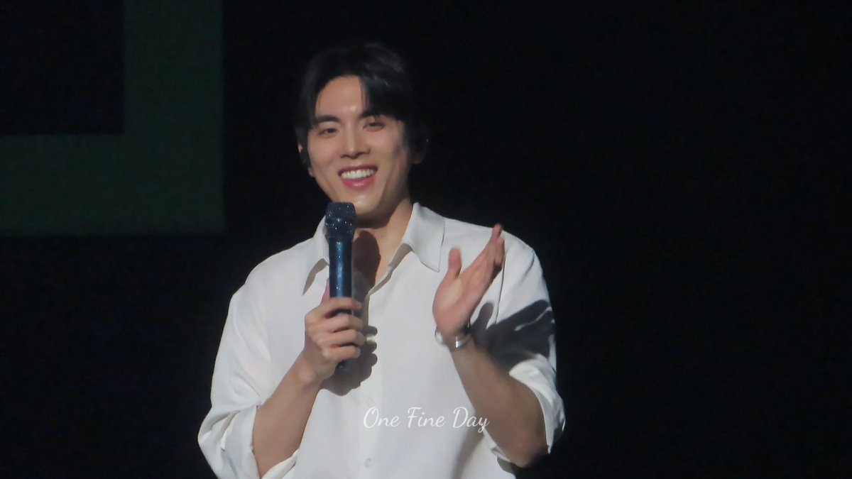 caruya's tweet photo. 홍이삭 the lovers concert 중콘! ㅠ
후... 심장이 나부낀다..
설렘과 벅참과 감사함과 기쁨이
낼 또 만나요! ㅠ 그대!
#홍이삭 #hongissac #홍이삭콘서트 #더러버스 https://t.co/fYENpw0w1O