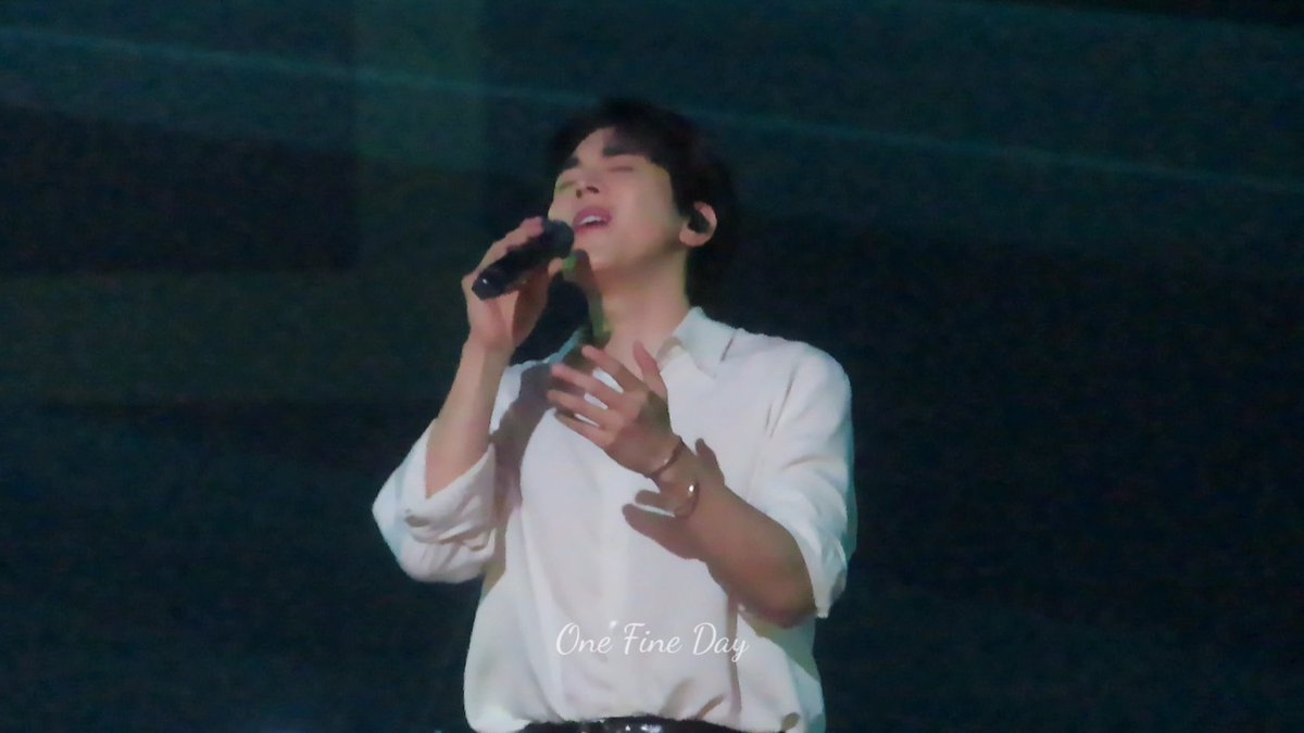 caruya's tweet photo. 홍이삭 the lovers concert 중콘! ㅠ
후... 심장이 나부낀다..
설렘과 벅참과 감사함과 기쁨이
낼 또 만나요! ㅠ 그대!
#홍이삭 #hongissac #홍이삭콘서트 #더러버스 https://t.co/fYENpw0w1O
