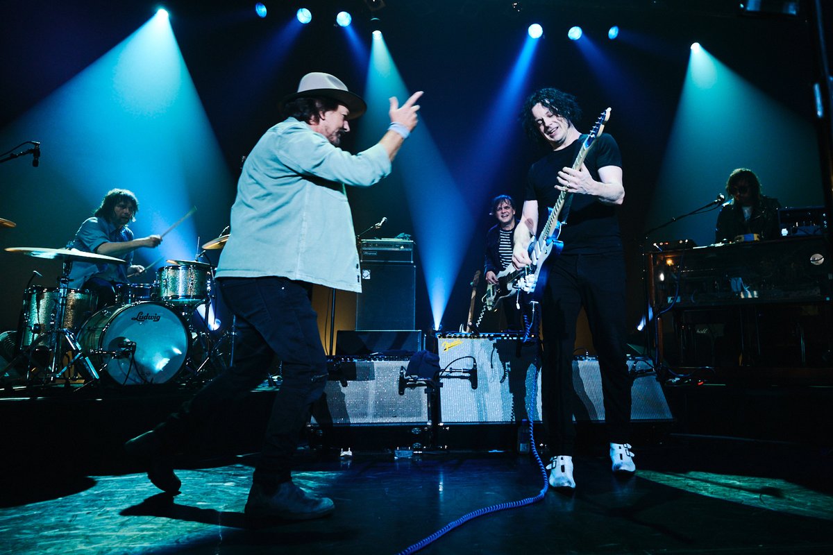Jack White & Eddie Vedder 写真 エディ・ヴェダーとジャック・ホワイトが東京公演で、ニール・ヤングを