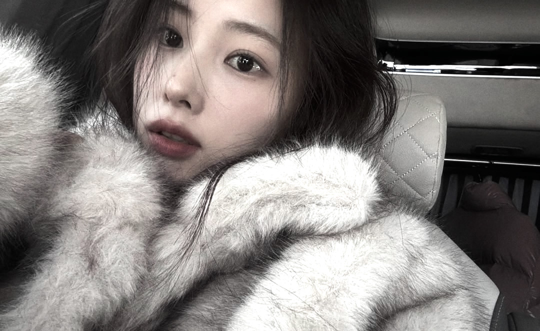giiseclle's tweet photo. Pretty in my fur coat! https://t.co/36855PAISh