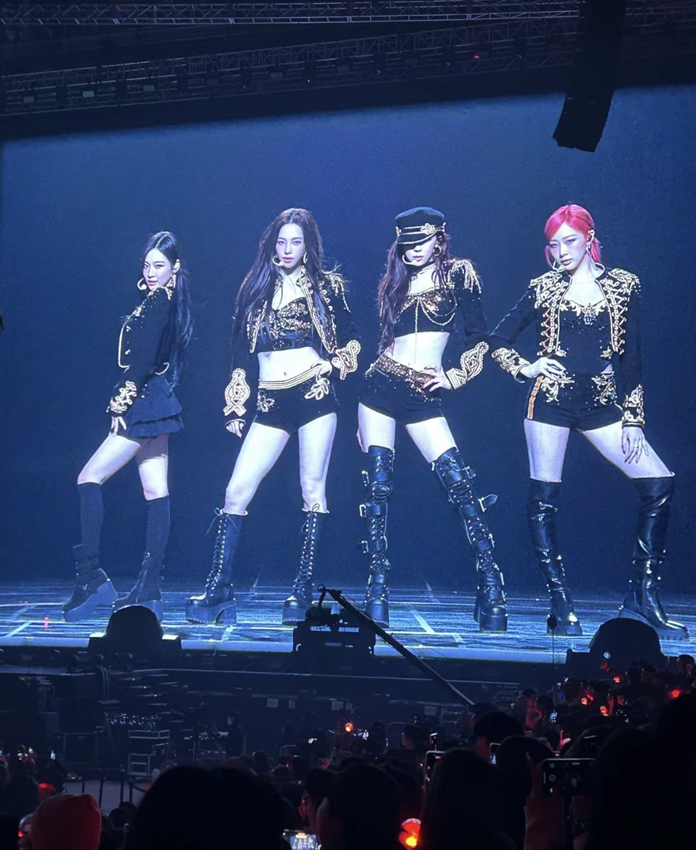 karina__ae's tweet photo. オープニングのaespaちゃん貫禄えぐすぎて冗談抜きで一瞬ソシかと思った〜〜〜
sm恐ろし〜〜〜〜〜〜(褒めてる) https://t.co/Wo8YnT3xU5
