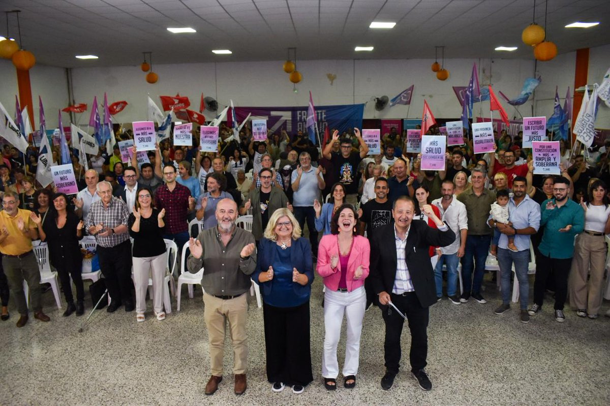 Ayer, rodeada de cientos de vecinos y acompañada x una lista de gente comprometida, coherente, de la cual me siento muy orgullosa, presentamos nuestra propuesta para Reformar la Constitución.
Les comparto algunos fragmentos de mi participación que resumen nuestro compromiso 👇