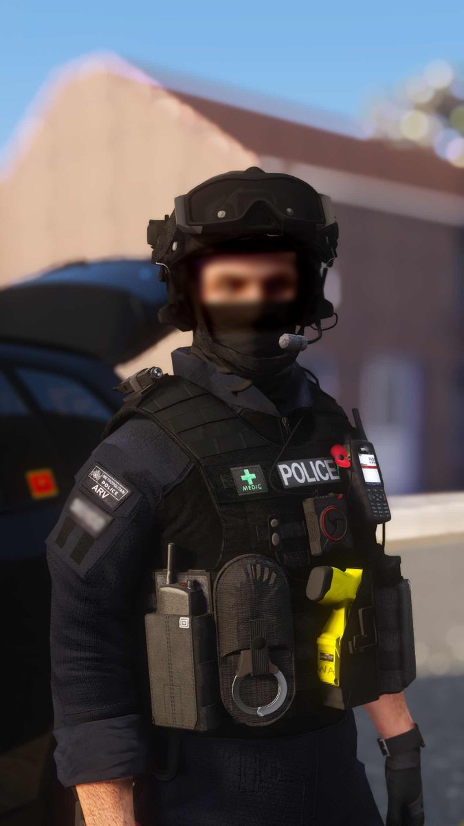 UL_MO19's tweet photo. #MO19 stopped a vehicle connected to the transportation of firearms. Shots were fired by an offender, however no shots fired by police. Two people have been arrested, and 3 handguns recovered. #FiveM #urbanlondon https://t.co/PjLdywcR6t
