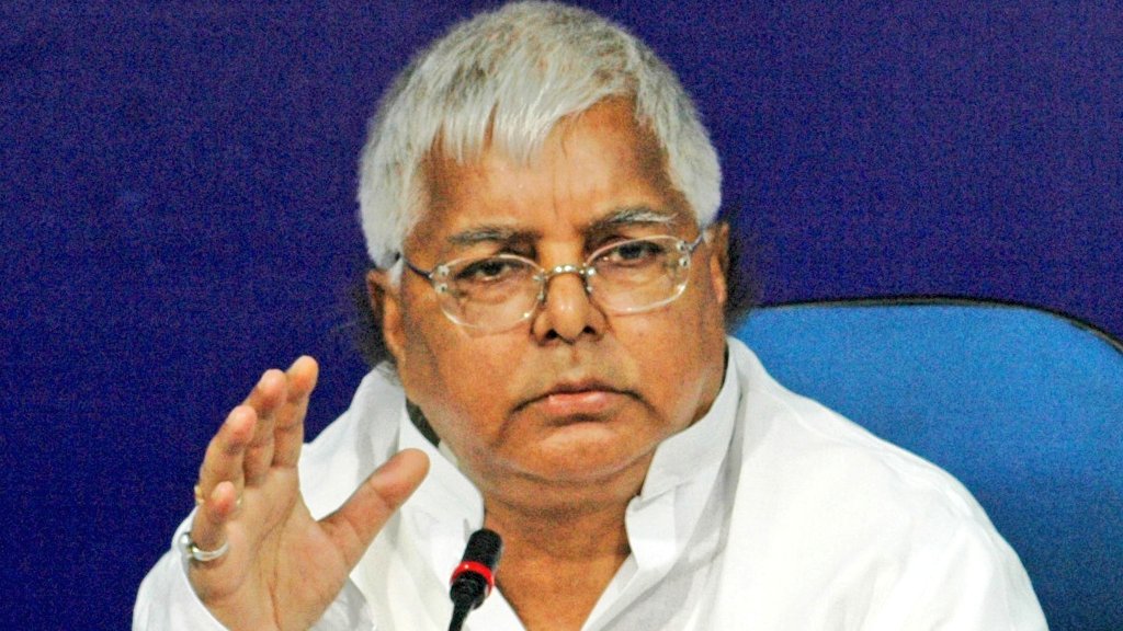 SurajKrBauddh's tweet photo. लालू यादव के राज में बिहार में SC समुदाय के IAS जी.कृष्णैया की निर्मम हत्या कर दी जाती है। IAS डीडी विश्वास की पत्नी चंपा विश्वास के साथ रेप होता है..

अब तेज प्रताप यादव को देखिए। वह सिपाही से जबरन ठुमके लगवा रहे हैं। ये लोग सामाजिक न्याय लाएंगे? https://t.co/nsOvJyKxne