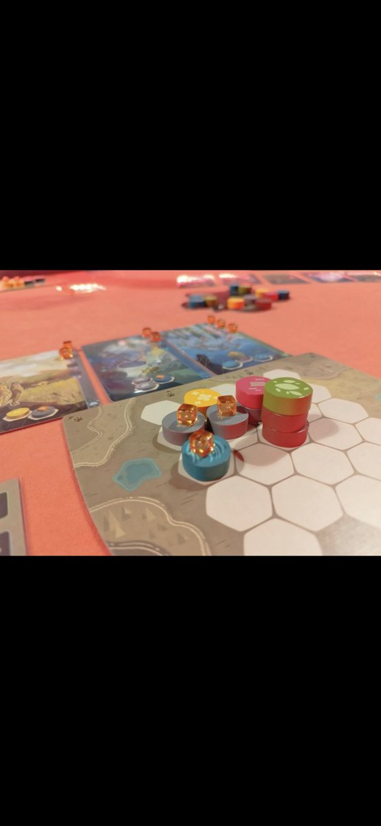 ¡IMPARABLES! Ayer viernes jugamos:

El rey de los dados  
Carcata
Marramiau 
Revive 
Hámster Gángster 
L'art de la guerre 
Harmonies Dune Imperium resurrección