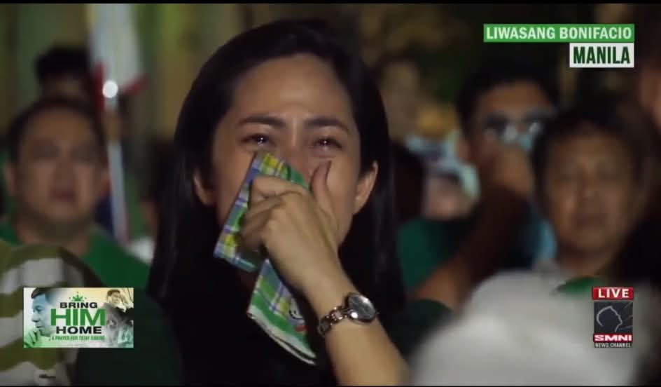 Gerbi_23's tweet photo. KUMUSTA KA NA, TATAY DIGONG?
Mga tagasuporta, luhaan habang pinapakinggan ang talumpati ni Sen. Bong Go.
#BringPRRDHome #Duterte #ProtectFPRRD https://t.co/RWe1OTEBZD