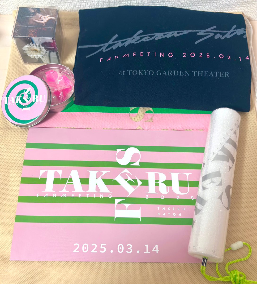 Gerbera_0424's tweet image. 昨日は佐藤健ファンミ昼公演に行ってきた。
客降りや撮影OKという神対応をしてくれたが、2バル前方の座席だったため、健くんがあまり見えなかった…😭けど、遠くからでも輝かしいオーラを纏った健くんは素敵でした💕
#佐藤健FANMEETING2025
#佐藤健ファンミ
#TAKERUFES