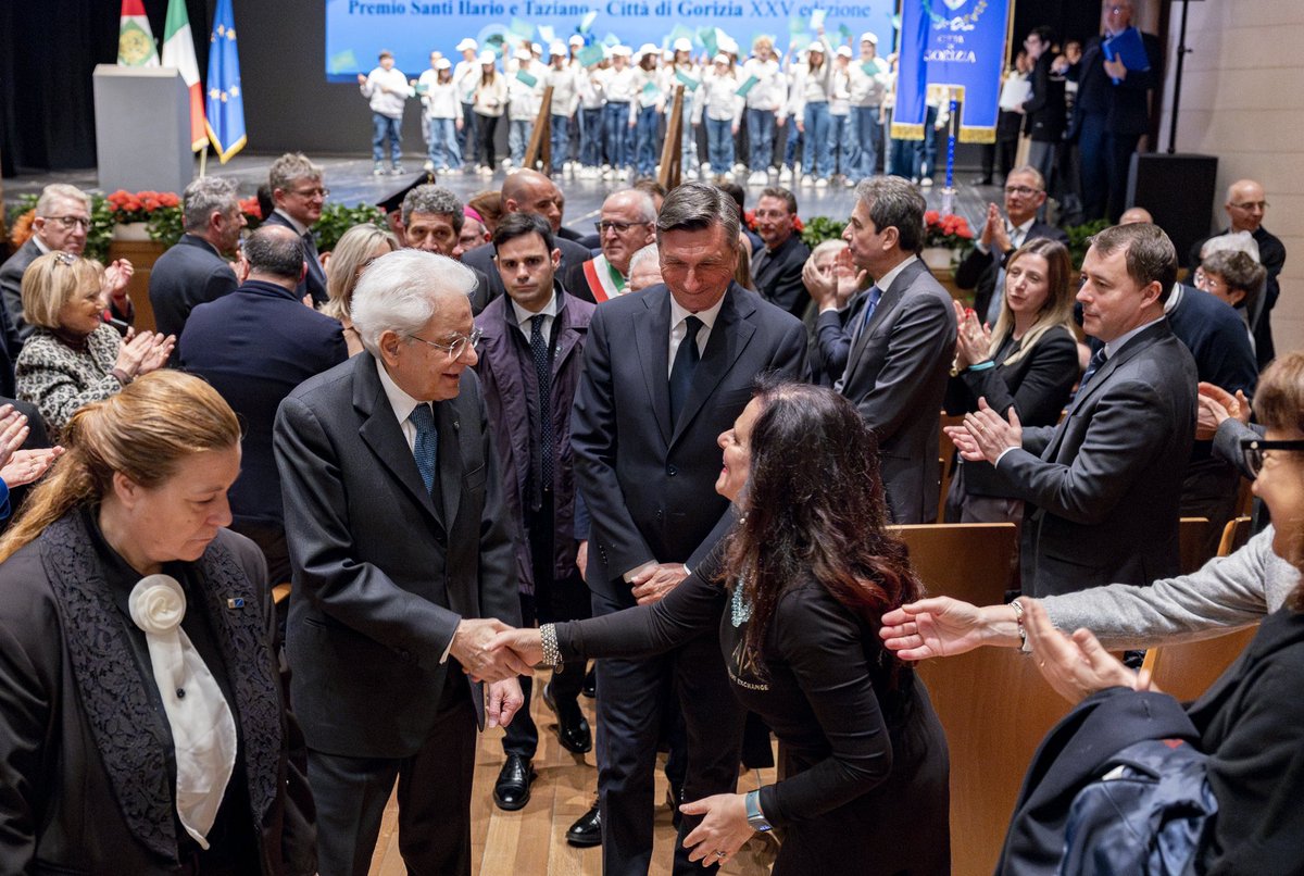 [FOTO] Bivši predsednik Pahor in italijanski predsednik Mattarella sta v Gorici/Gorizia prejela prestižno nagrado Mesta Gorica, ki jo občina in dekanija vsako leto podeljujeta ob praznovanju mestnih zavetnikov, sv. Hilarija in sv. Tacijana.
📷: <a href="/Quirinale/">Quirinale</a>