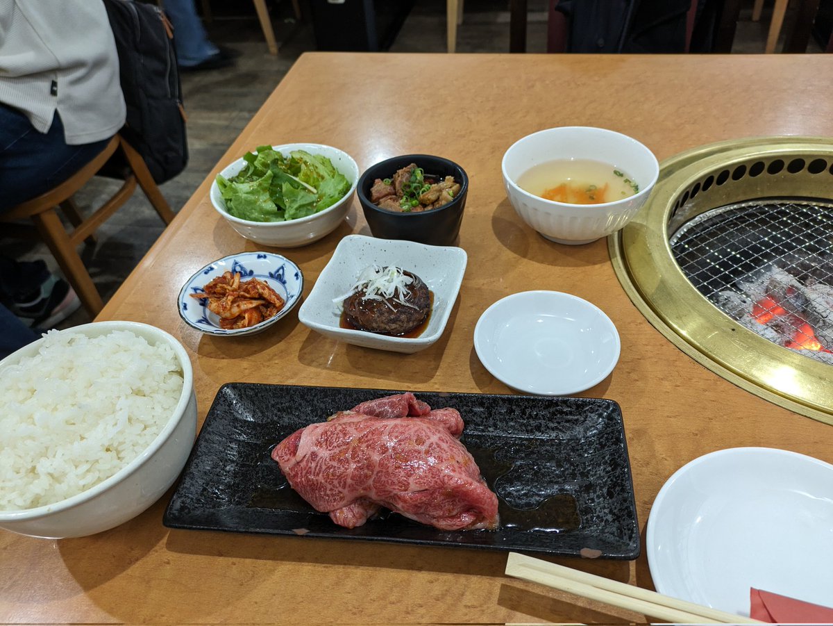 takaito0423's tweet image. 今日はpenguinさん(@ryota_cpp)と焼肉と喫茶店行ってきました!
関西kagglerということもあり、これまでゆっくりお話する機会がなかったため、4時間半があっという間に過ぎてしまいました。
4月から社会人とのことで、これからの活躍がとても楽しみで、自身も頑張ろうと思いました!