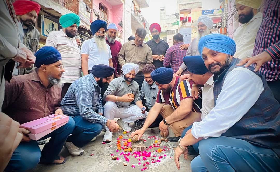 JarnailSinghAAP's tweet image. तिलक नगर में कायम है,काम की राजनीति..
5B ब्लॉक विष्णु गार्डन व ख्याला के निवासियों को सड़क के नव निर्माण पर हार्दिक शुभकामनाएं..
यह कार्य आपके टेक्स् द्वारा एकत्रित विधायक निधि कोष से करवाया गया..

#devolopment #work #mlaforpublic #inaugration #arvindkejriwal #aamaadmiparty