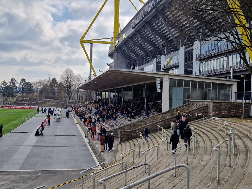 ⚽️ 🇩🇪 <a href="/BVB/">Borussia Dortmund</a> II 🆚️ <a href="/viktoria1904/">FC Viktoria Köln 1904</a>

<a href="/3Liga/">3. Liga</a> pot in het 99 jaar oude 'Stadion Rote Erde' 🏟 👌 

#groundhopping #groundspotting #footballgrounds #footballculture #BVB #Dortmund #ViktoriaKöln #Köln #BVBVIK #3liga