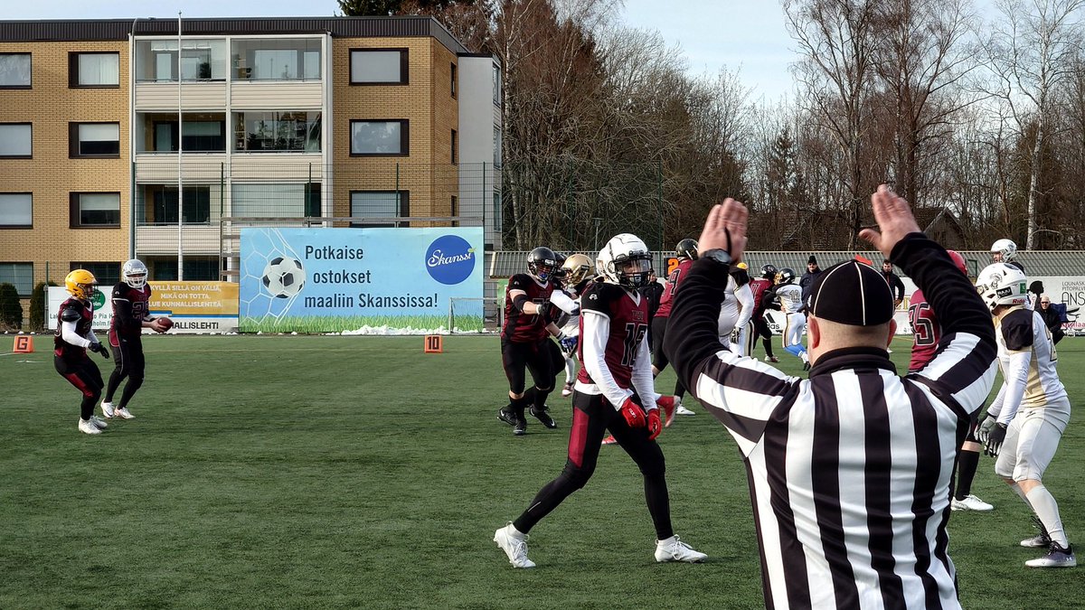 RedditCFB's tweet photo. Halftime in Paimio, home team UTU up 27-12 over NDU. Long touchdowns on broken plays and a safety mixed in there somewhere. Entertaining football so far. https://t.co/OJJ4iA10X3