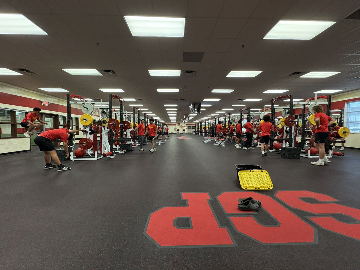 First day of Spring Break…

After a 6-0 program sweep to begin district play, we’ve got over 30+ guys here this Saturday morning for weights.

Winners find a way.

#wtid👌