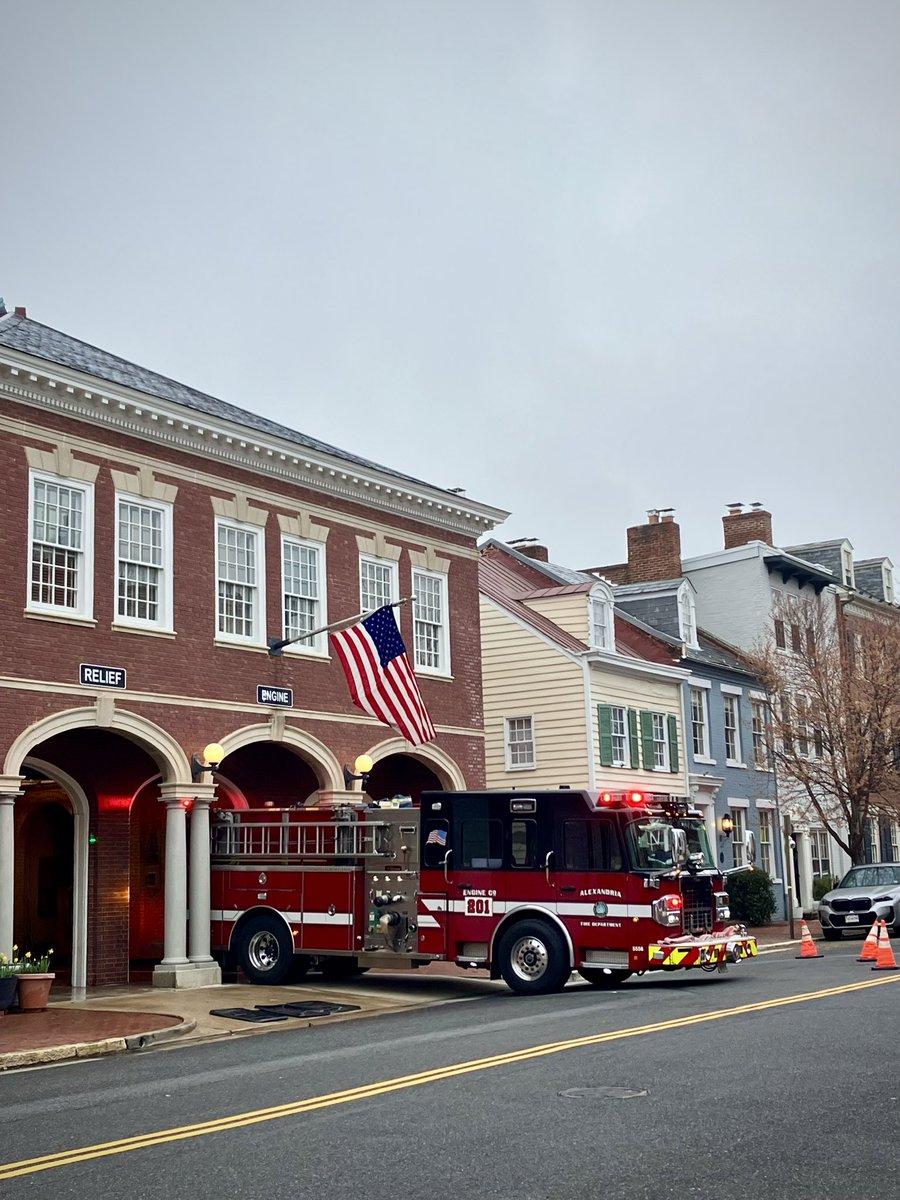 HobanGirl's tweet photo. A misty Saturday Ides of March in Old Town Alexandria today… but it’s been celebrating St Pat’s since the parade on March 1st. May the Guinness flow. March should be named ‘Int’l Get Your Pub On Month.’ #RoyalSt #KingSt #FarmersMarket rain or shine, my spot in the rafters.💁♀️👩🏻🌾💚 https://t.co/BcRovERFvK