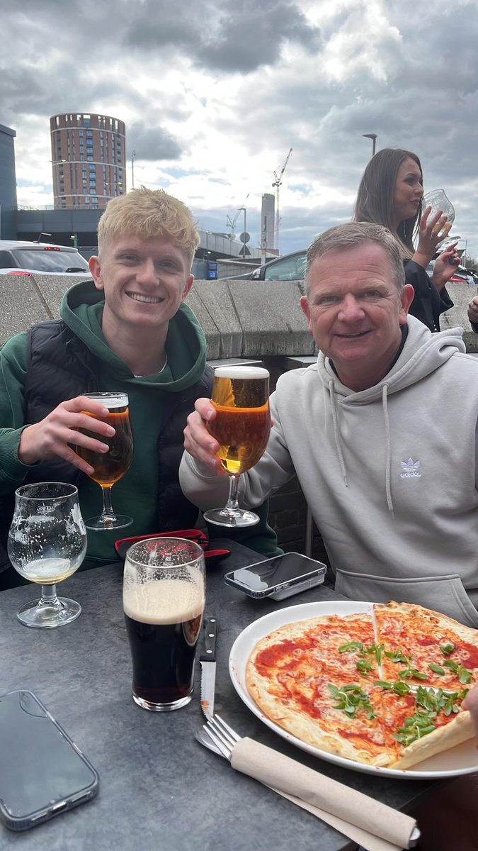 Howay the lads ⚫️⚪️👍🏻 1st leg of journey to the smoke complete - toon to Leeds #NUFC