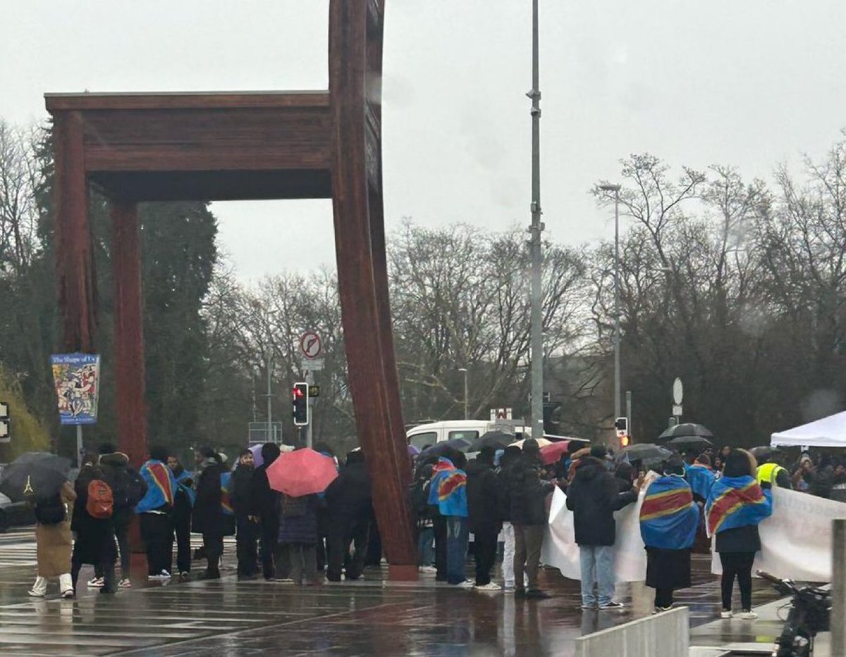kivuutile's tweet photo. Scandale à Genève !

Alors que 5.000 manifestants congolais étaient annoncés pour exiger des sanctions contre le #Rwanda, moins de 50 ont répondu présents. Pourquoi ? Parce que l’argent destiné à mobiliser la diaspora a été détourné !

"La Première Ministre Judith Suminwa et Patrick Muyaya savent où est passé cet argent", dénonce un manifestant à Genève. "Une nouvelle preuve que la corruption gangrène notre gouvernement, même quand il s'agit de défendre notre pays sur la scène internationale", poursuit-il.

Les Congolais méritent mieux ! Nous avons besoin d’un leadership responsable @SuminwaJudith @PatrickMuyaya @Fatshi20 @RDCongoMAE @ChantalChambu @onduhungirehe @UrugwiroVillage @UNGeneva @UN @prevotmaxime @CNangaa @bbisimwa @SugiraMireille @i_Birere 

Source @TopKivu