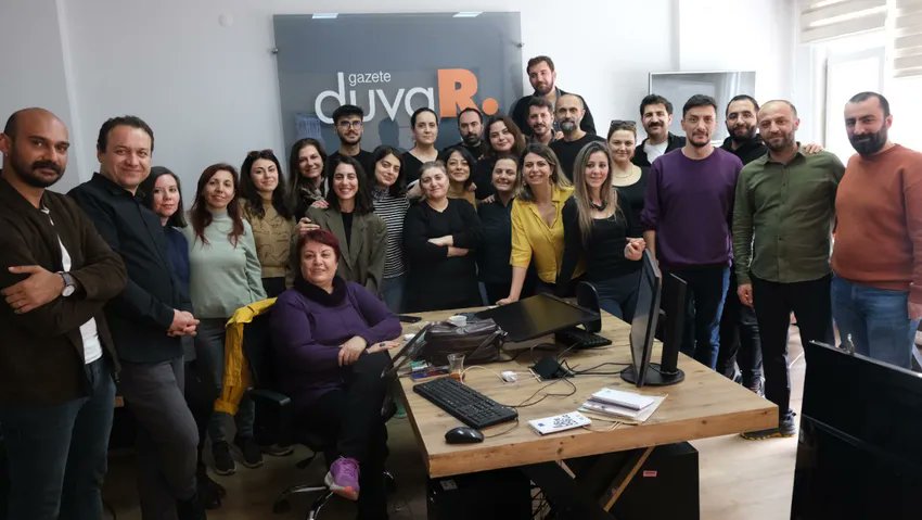 Çend sal in ku ez bi xweşî rojnameya Gazete Duvarê dişopînim. Çend gotarên min jî, di vê rojnameyê de hatine weşandin. Lê min îro bihîst ku weşana xwe radiwestîne. Rastî, gelekî bi ber ketim û niha, xemgînim. Ez spasîya hemû kedkaran dikim. Spas ji bo we. 🙏🌺💐 #GazeteDuvar