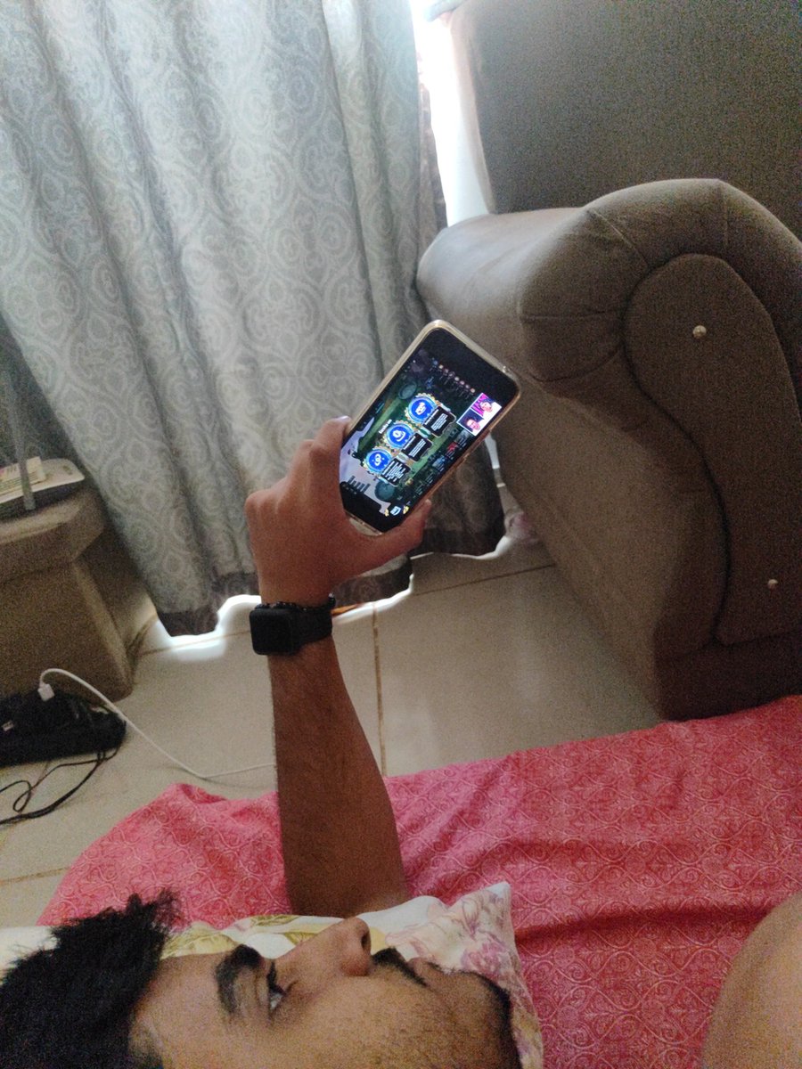 Mew_l4's tweet photo. Não aguento mais perder meu namorado para vocês, aff 😓😅 #botanotoddy https://t.co/o12v33RgMG