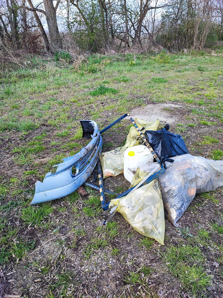 teamriverclean2's tweet photo. Retour en photos de la matinée de Ramassage de déchets avec les chasseurs dans l'événement "J'aime la Nature Propre.
#JLNP #jaimelanaturepropre #verdunsurgaronne #chasseur #pecheur #tarnetgaronne #ramassagededechets #nature #Environment #chasse #peche https://t.co/pD804ZFcg3