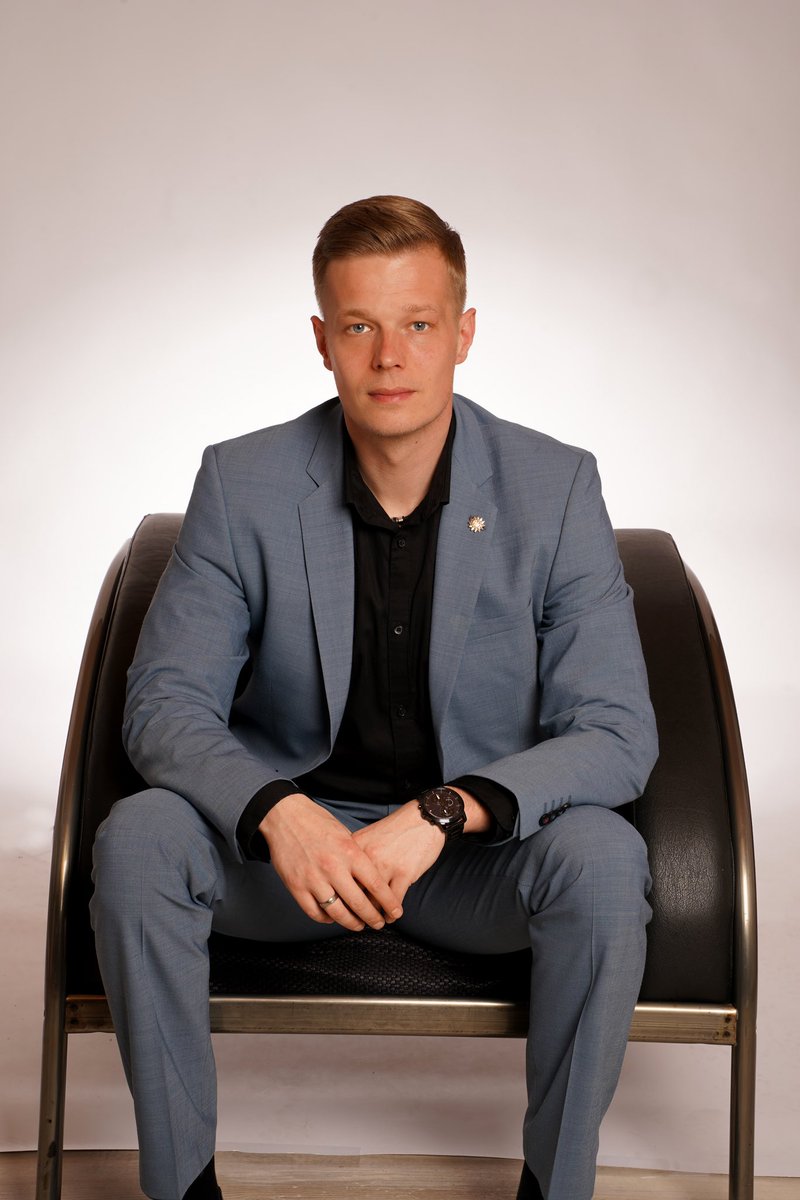 Ich liebe Deutschland, mein Land, unser Vaterland.
Deshalb darf es keine Linke und oder ideologische Politik mehr geben.
Deutschland muss sich verändern. Der Fokus muss auf Sicherheit, soziale Infrastruktur und den Wirtschaftsstandort gelegt werden.
Wenn wir weiter linksseitig