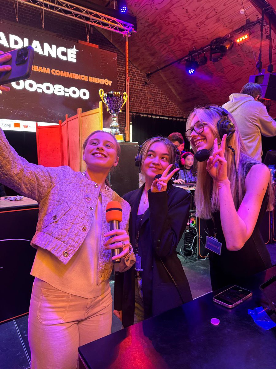 Sellycats's tweet photo. En direct de la capitale de la Belgique pour @Radiance_be ❤️

Avec les giiiirls @Laytho_jujul et @Lyyyli_ 💕 https://t.co/QfHEpuw7oY