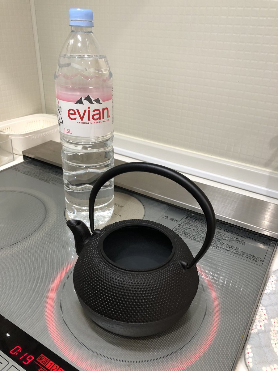 tta_kumako's tweet photo. 鉄瓶を使い始める前のひと手間内部の錆止めの被膜作り

大切に使いたいから、準備はしっかりと😉　IH対応鉄瓶✨進化してる😲

明日の朝のお茶🍵が楽しみ😊
更年期の貧血対策🩸

#OIGEN
#鉄瓶
#南部鉄器 https://t.co/XOy3Y0DEF4