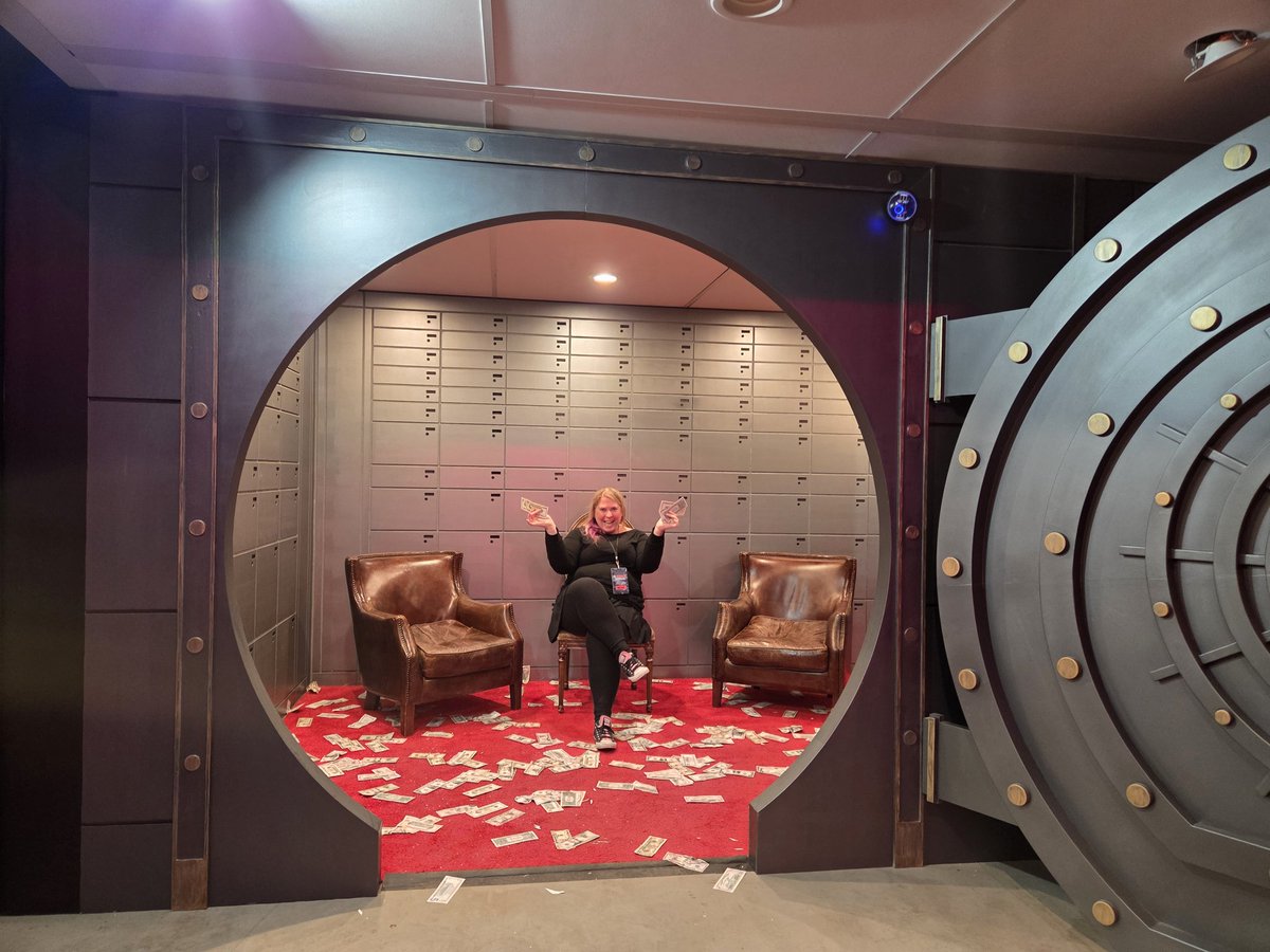 I may have been hiding behind the bomb... 😅... or playing in the Vault! 🤑
#SiegeX