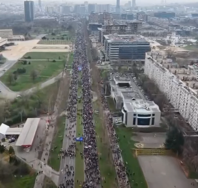 petrovicsrb's tweet photo. Ljudi, šerujte, lajkujte, RT-ujte svaki post sa protesta, samo tako će algoritam pokazati svetu. Ne budite ljubomorni ili zavidni, svi delite svačije postove. #caosvima #pumpaj https://t.co/408yzdj1Ap
