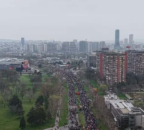petrovicsrb's tweet photo. Ljudi, šerujte, lajkujte, RT-ujte svaki post sa protesta, samo tako će algoritam pokazati svetu. Ne budite ljubomorni ili zavidni, svi delite svačije postove. #caosvima #pumpaj https://t.co/408yzdj1Ap