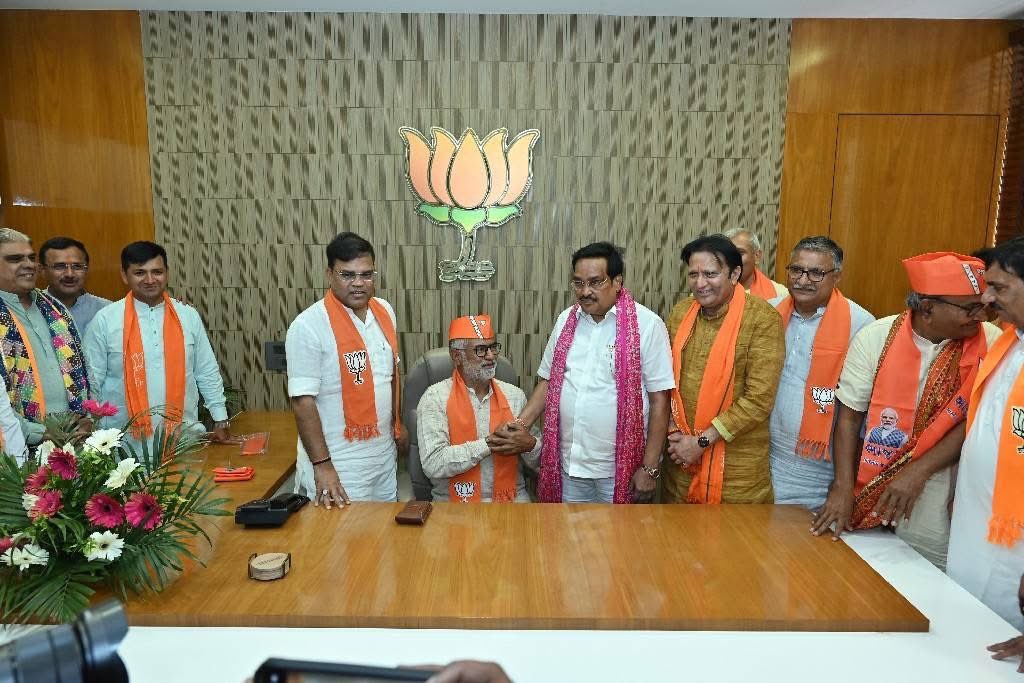 CRPaatil's tweet image. આજે પાલનપુર ખાતે બનાસકાંઠા જિલ્લા કાર્યાલય &apos;શ્રી બનાસ કમલમ્&apos;નું લોકાર્પણ કરવાનો અવસર સાંપડ્યો. માનનીય પ્રધાનમંત્રીશ્રી નરેન્દ્રભાઇ મોદી સાહેબનાં માર્ગદર્શન અંતર્ગત ભારતીય જનતા પાર્ટીનાં “સેવા એ જ સંગઠન”નાં સંસ્કારને સૌ કાર્યકર્તાશ્રીઓ સાકાર કરશે એનો મને વિશ્વાસ છે.