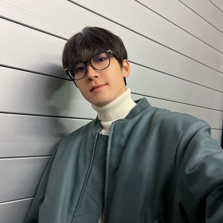 I love men who                  the man i like who 
wears glasses                   wears glasses