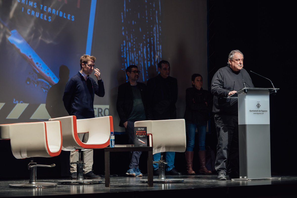 En <a href="/jordigraur/">Jordi Grau Ramió</a> rep de mans de <a href="/turasoler/">turasoler</a> i l’alcalde de l’<a href="/ajfigueres/">Ajuntament de Figueres</a> <a href="/jordimasquef/">Jordi Masquef Creus</a> la Fulla Negra en reconeixement per la seva trajectòria professional i per suport que ha donat des del primer dia a la Ceba Negra