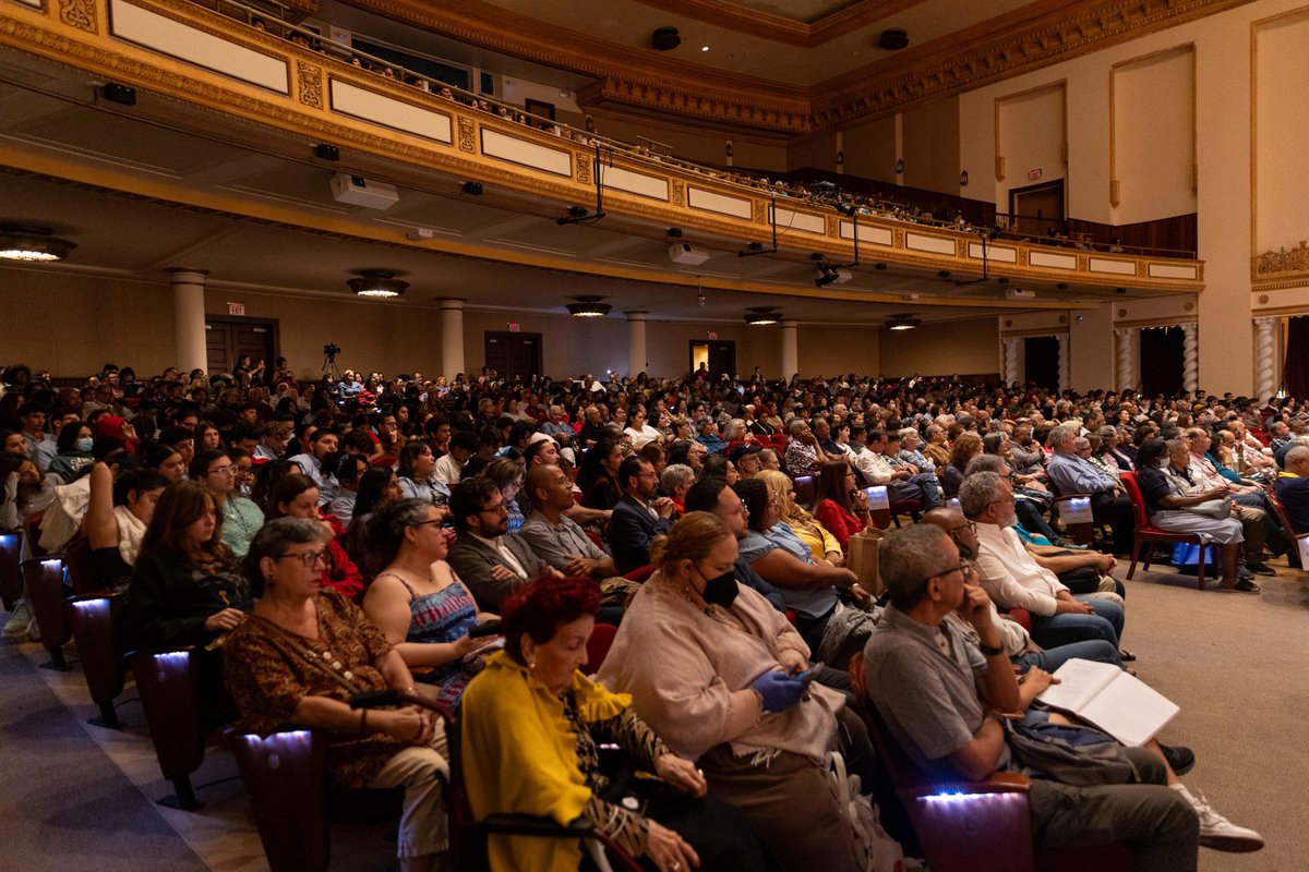✨👏 Con casa llena, el pasado miércoles el <a href="/teatroupr/">TEATROUPR ACTIVCULT</a> recibió las palabras del aclamado escritor puertorriqueño Luis Rafael Sánchez durante la lección magistral Sones del Caribe, como parte del inicio de la Cátedra Cervantes.

🔗 uprrp.edu/2025/03/escrit…

#uprrp #laiupi