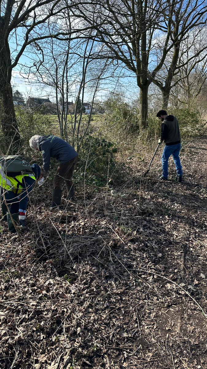 AmstelveenAMJO's tweet photo. Vandaag waren we in Vijfhuizen om ons in te zetten voor #NLdoet! Samen met geweldige vrijwilligers hebben we de handen uit de mouwen gestoken om iets moois bij te dragen aan de gemeenschap. Bedankt iedereen voor de inzet! #Vrijwilligerswerk #SamenSterk https://t.co/UwFs7cDRCF
