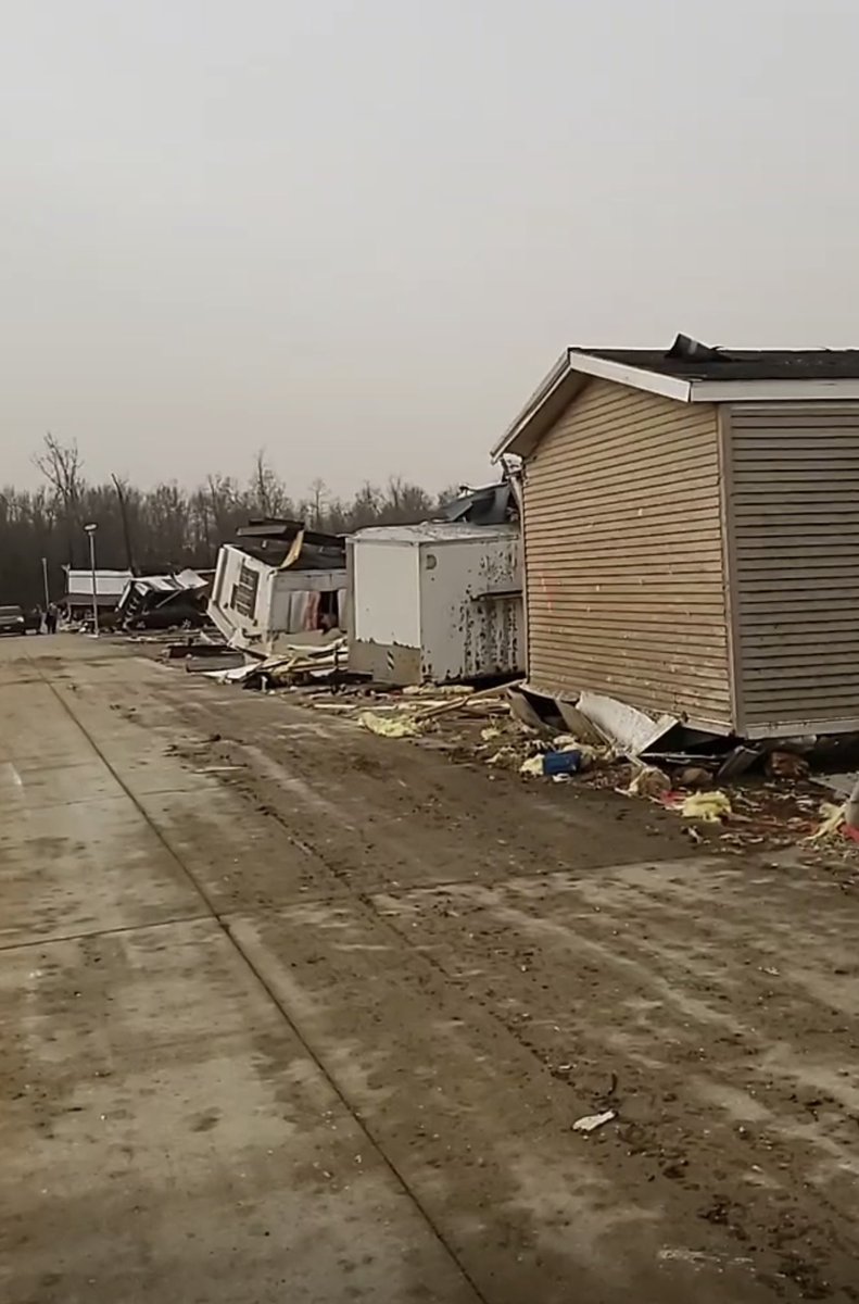 RandomHeroWX's tweet photo. Destroyed trailer park in Poplar Bluff, MO. #mowx 
📸: Daily American Republic https://t.co/AKQfOqw6yK