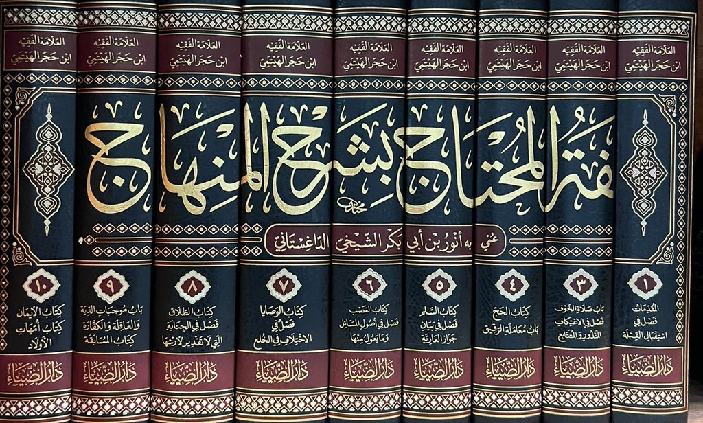 ونحوُ الغِيبة المحرّمة يبطل ثوابَ الصوم؛ كما دلت عليه الأخبار، ونص عليه الشافعي والأصحاب، وأقرّهم في "المجموع"
وقال الأوزاعي: يبطل أصل صومه.
وقال الأذرعي: يحصل ثواب الصوم، وعليه إثم المعصية.