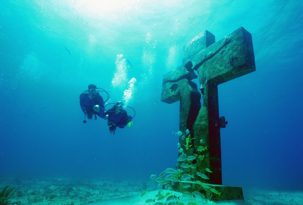 SECTUR_mx's tweet photo. Encuentra un impresionante paraíso submarino en el Caribe mexicano. 🐠🌊

El Parque Nacional Costa Occidental de Isla Mujeres, Punta Cancún y Punta Nizuc es una de las joyas naturales más impresionantes de #México, forma parte del Sistema Arrecifal Mesoamericano, el segundo más grande del mundo.
Aquí se encuentra el Museo Subacuático de Arte (MUSA), una asombrosa exposición bajo el agua con más de 500 esculturas diseñadas para fomentar el crecimiento de coral y atraer vida marina.
Practica snorkel y buceo en los arrecifes Manchones y Nizuc, hogar de tortugas marinas, mantarrayas y cientos de especies de peces tropicales. 🐢🦀