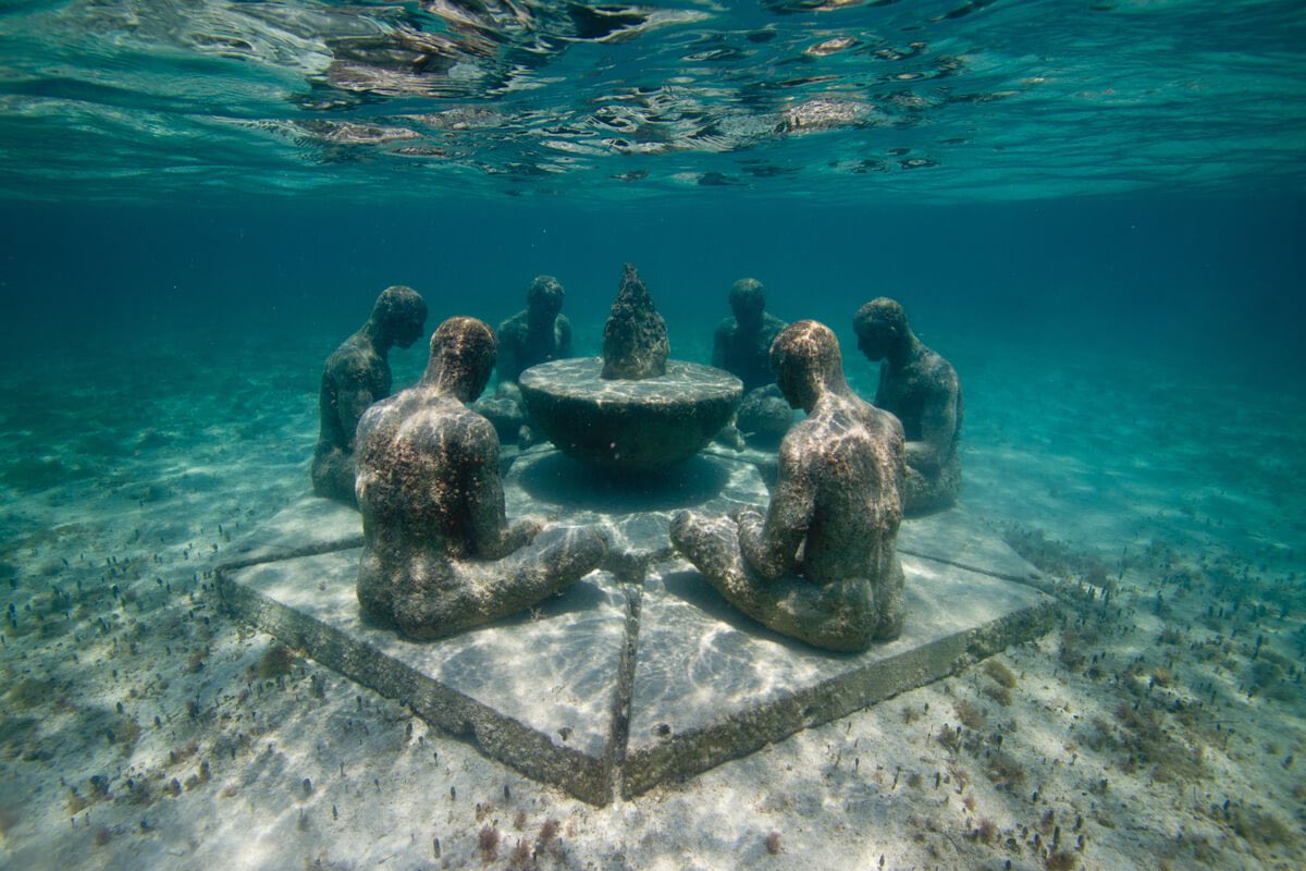 SECTUR_mx's tweet photo. Encuentra un impresionante paraíso submarino en el Caribe mexicano. 🐠🌊

El Parque Nacional Costa Occidental de Isla Mujeres, Punta Cancún y Punta Nizuc es una de las joyas naturales más impresionantes de #México, forma parte del Sistema Arrecifal Mesoamericano, el segundo más grande del mundo.
Aquí se encuentra el Museo Subacuático de Arte (MUSA), una asombrosa exposición bajo el agua con más de 500 esculturas diseñadas para fomentar el crecimiento de coral y atraer vida marina.
Practica snorkel y buceo en los arrecifes Manchones y Nizuc, hogar de tortugas marinas, mantarrayas y cientos de especies de peces tropicales. 🐢🦀