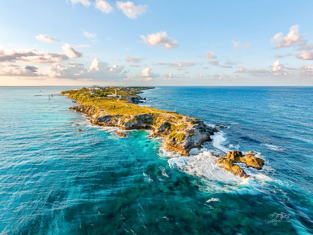 SECTUR_mx's tweet photo. Encuentra un impresionante paraíso submarino en el Caribe mexicano. 🐠🌊

El Parque Nacional Costa Occidental de Isla Mujeres, Punta Cancún y Punta Nizuc es una de las joyas naturales más impresionantes de #México, forma parte del Sistema Arrecifal Mesoamericano, el segundo más grande del mundo.
Aquí se encuentra el Museo Subacuático de Arte (MUSA), una asombrosa exposición bajo el agua con más de 500 esculturas diseñadas para fomentar el crecimiento de coral y atraer vida marina.
Practica snorkel y buceo en los arrecifes Manchones y Nizuc, hogar de tortugas marinas, mantarrayas y cientos de especies de peces tropicales. 🐢🦀